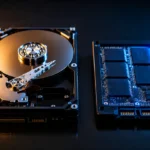 HD disco rígido aberto ao lado de um SSD mostrando a diferença física entre as duas tecnologias de armazenamento