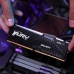 Módulo de memória RAM DDR5 Kingston Fury Beast sendo instalado em um PC gamer