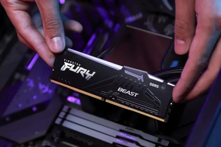 Módulo de memória RAM DDR5 Kingston Fury Beast sendo instalado em um PC gamer