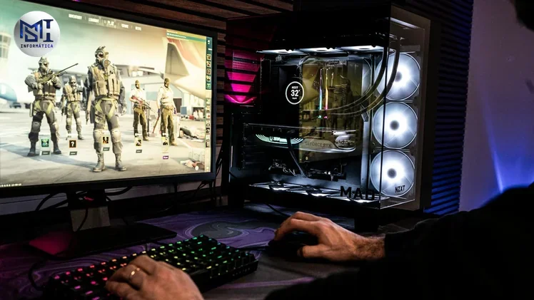 Pessoa jogando num PC gamer com gabinete de vidro e ventoinhas iluminadas, teclado e mouse na mesa