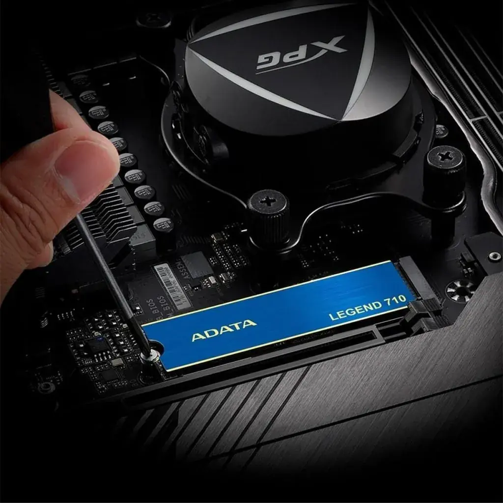 SSD M.2 NVMe ADATA Legend 710 1TB em uso na placa-mãe
