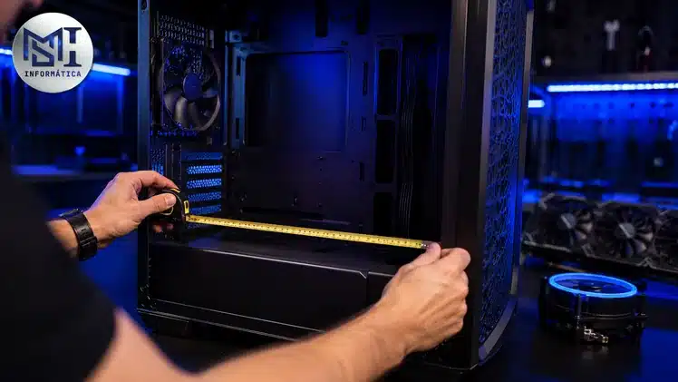 Técnico avaliando gabinete PC gamer com checklist de compatibilidade: comprimento de GPU, altura de cooler e formato de placa-mãe