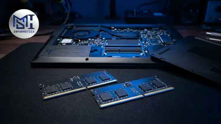 Pentes de memória RAM SO-DIMM ao lado de um notebook aberto, ilustrando o upgrade de RAM em notebook em 2026