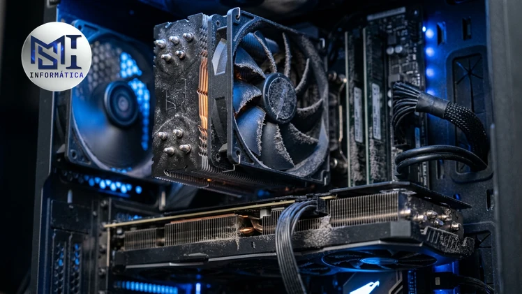 Cooler de processador coberto de poeira dentro do gabinete de um PC gamer