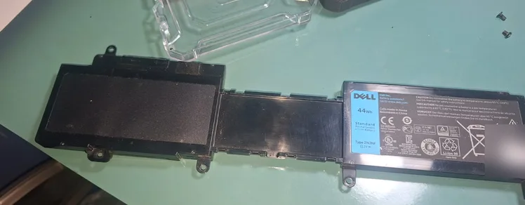 Bateria interna Dell de 44 Wh fora do notebook
