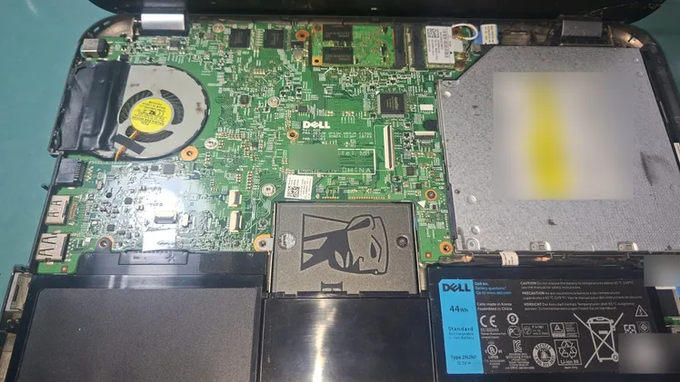 Notebook Dell aberto por baixo, com um SSD Kingston de 2,5 polegadas instalado no lugar do HD
