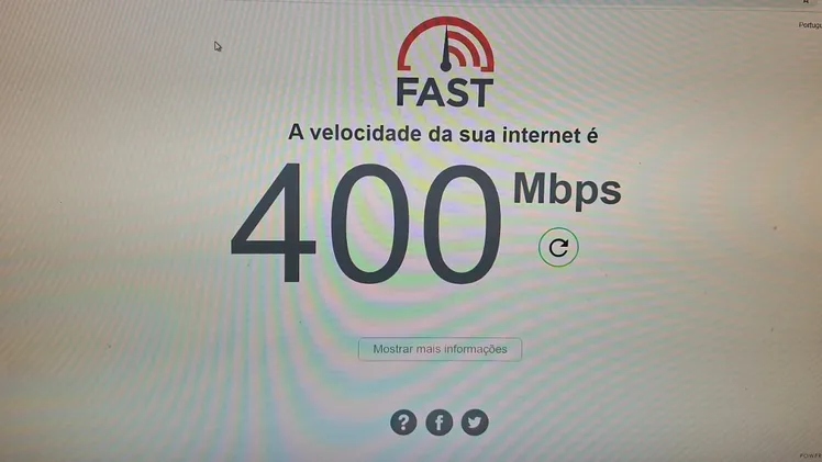 Teste de velocidade no fast.com marcando 400 Mbps no monitor da MSI