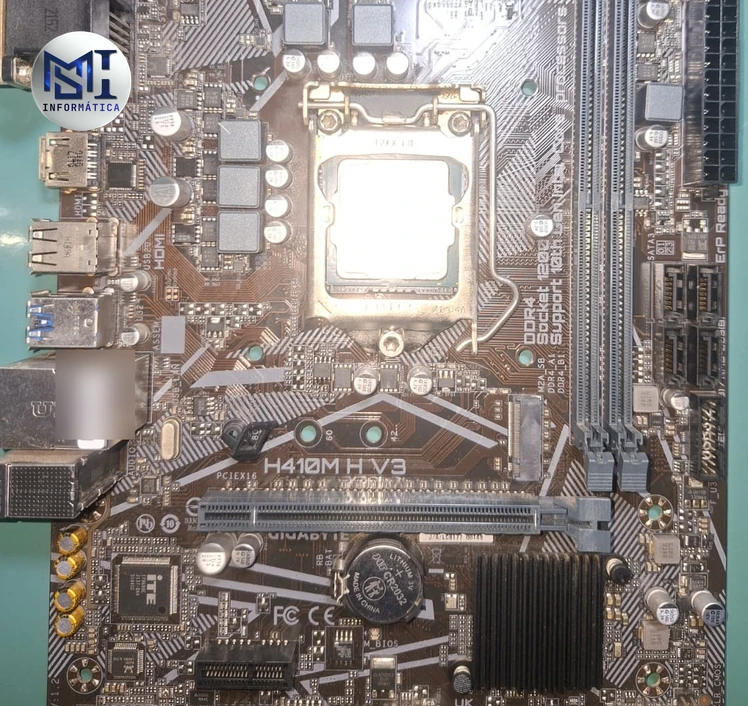 Placa-mãe Gigabyte H410M H V3 com a bateria da BIOS e os dois slots de memória, para diagnóstico de PC que não liga