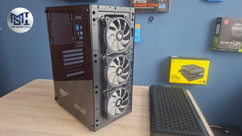 Gabinete gamer com lateral de vidro e três ventoinhas na mesa, com a caixa de uma placa de vídeo GeForce RTX na parede