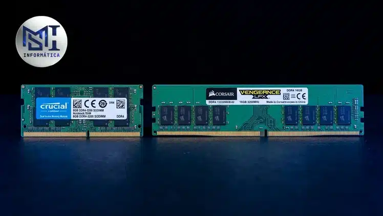 Módulo de memória SO-DIMM de notebook ao lado de um pente DIMM de desktop, mostrando a diferença de tamanho