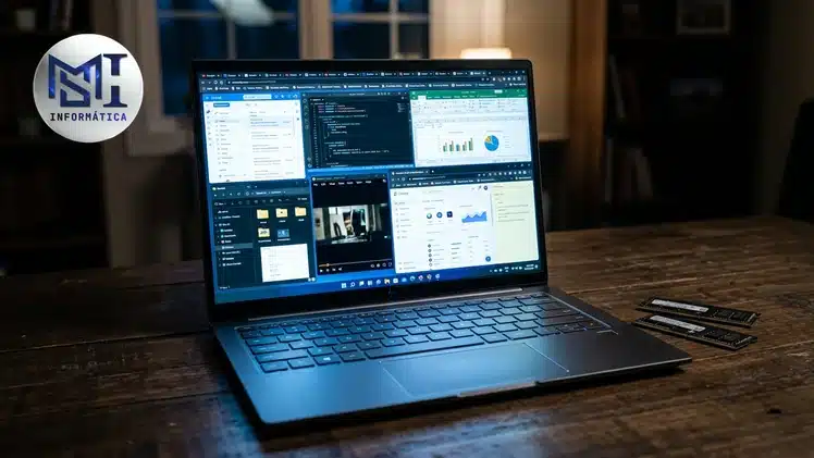 Notebook com várias janelas e abas abertas funcionando com fluidez após upgrade de 8 GB para 16 GB de RAM