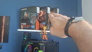 Mão do técnico nas caixas de placa-mãe B760M e H610M numa estante, acima de um PC gamer com water cooler aceso
