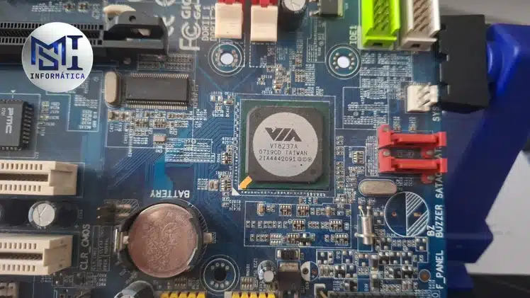 Chipset VIA VT8237A soldado numa placa-mãe antiga, com os conectores SATA vermelhos ao lado