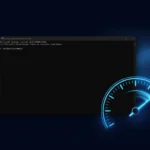Comandos CMD para deixar o PC mais rápido: Prompt de Comando aberto como administrador no Windows 11, ao lado de um velocímetro de luz azul com o ponteiro no máximo