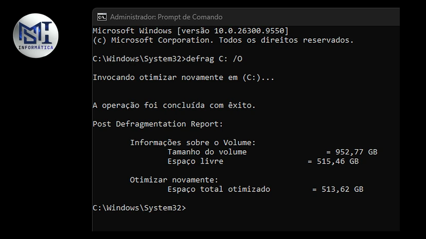 Prompt de Comando com defrag C: /O concluído: a unidade C: otimizada, com o tamanho do volume e o espaço livre no relatório