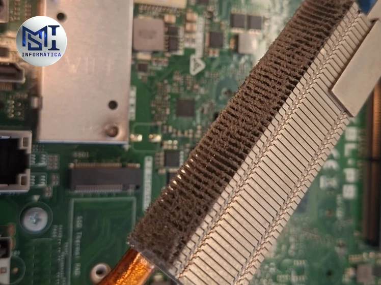 Dissipador de um Dell All-in-One aberto para limpeza interna do computador, com poeira presa nas aletas e o heatpipe de cobre