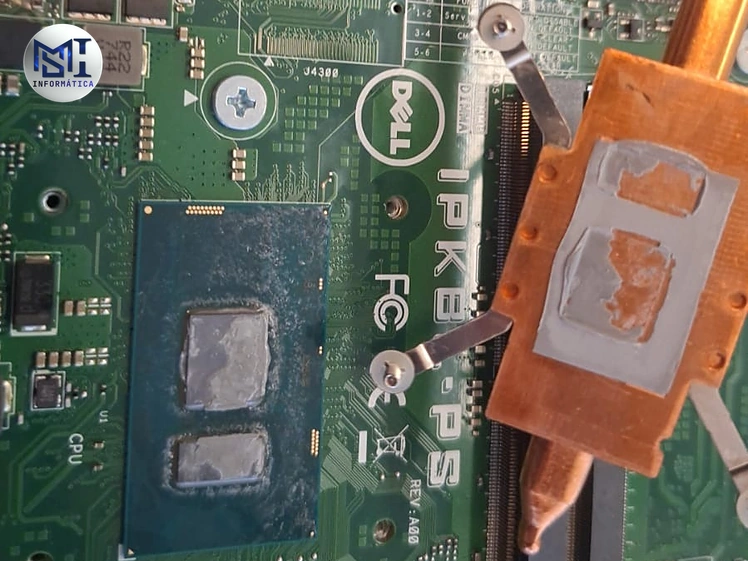 Processador de um Dell All-in-One com a pasta térmica velha e ressecada, ao lado da base do dissipador, um conserto barato que pesa na decisão de consertar ou trocar
