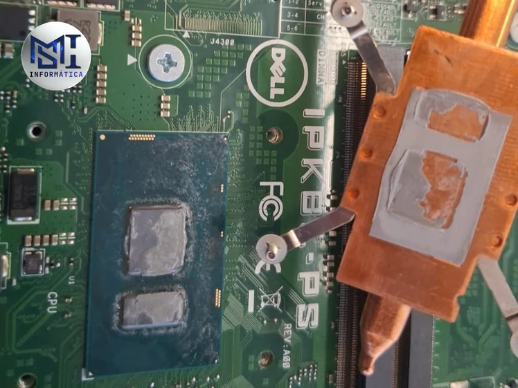 Pasta térmica ressecada no processador Intel e na base do dissipador de um Dell All-in-One, causa comum de superaquecimento no PC