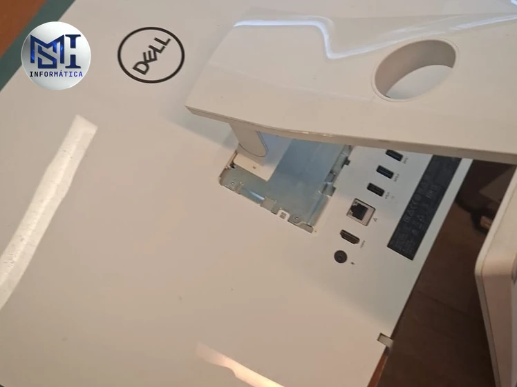PC Dell All-in-One branco com a tampa traseira aberta para manutenção