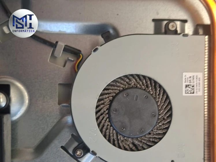 Ventoinha tipo blower de um Dell All-in-One montada no lugar, junto do heatpipe