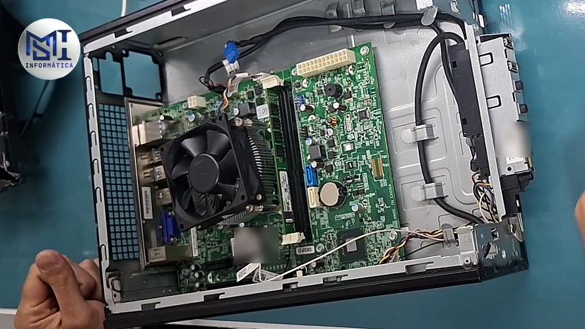 Dell Vostro 270s aberto no vídeo do canal: placa-mãe com o cooler do processador, o pente de memória e, na traseira, a saída de vídeo VGA azul da própria placa
