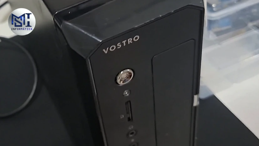 Frente do Dell Vostro 270s do vídeo do canal, com o botão de energia no alto: é nele que a luz âmbar ou branca aparece