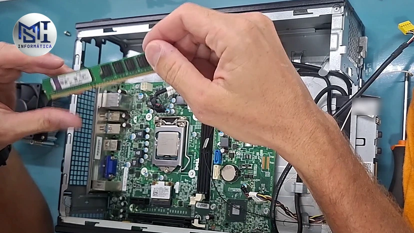 Pente de memória Kingston DDR3 tirado do slot do Dell Vostro 270s aberto, durante o diagnóstico do vídeo do canal