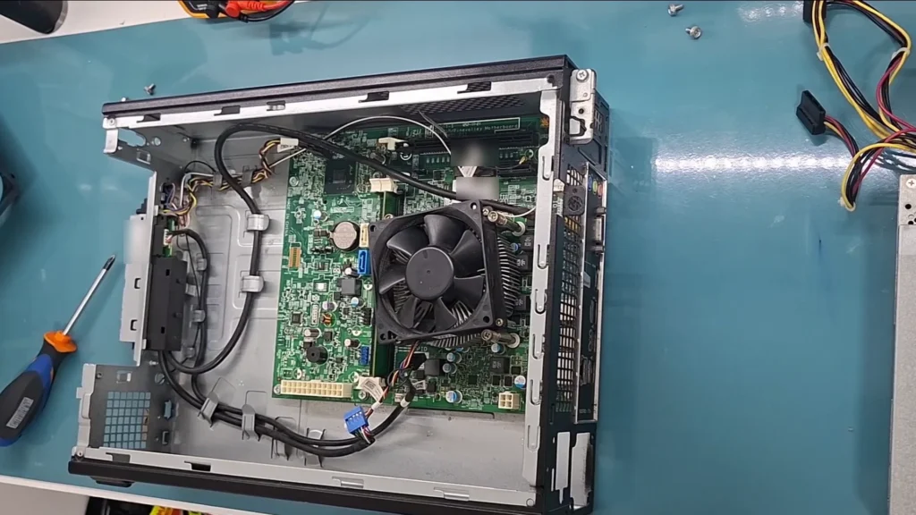 Dell Vostro 270s de mesa aberto para o diagnóstico de um PC que não liga: placa-mãe, cooler do processador e a fonte ao lado