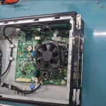 Dell Vostro 270s de mesa aberto para o diagnóstico de um PC que não liga: placa-mãe, cooler do processador e a fonte ao lado
