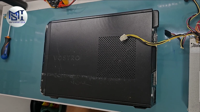 Gabinete de um Dell Vostro antigo fechado sobre a manta, antes de abrir para o diagnóstico, no vídeo do canal