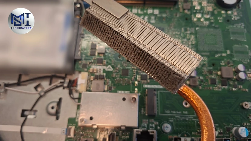 Dissipador do processador de um Dell All-in-One aberto, com poeira acumulada entre as aletas e o heatpipe de cobre
