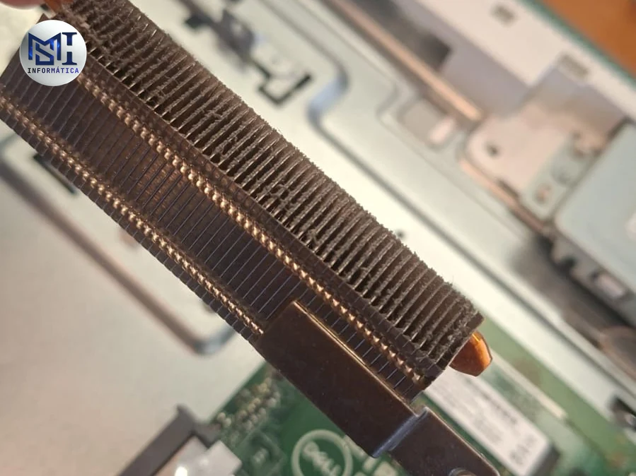 Aletas de um dissipador de Dell All-in-One tomadas de poeira, a sujeira que a limpeza do cooler tira
