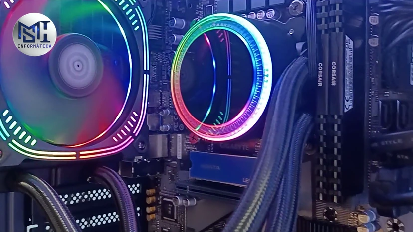 Dois pentes de memória Corsair instalados lado a lado no PC do canal, junto do water cooler, no vídeo do canal