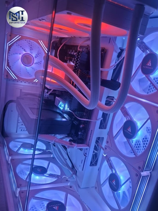 Gabinete branco de vidro com water cooler de mangueiras brancas, radiador no topo, ventoinha traseira e ventoinhas embaixo e ao lado da placa-mãe, todas com luz azul