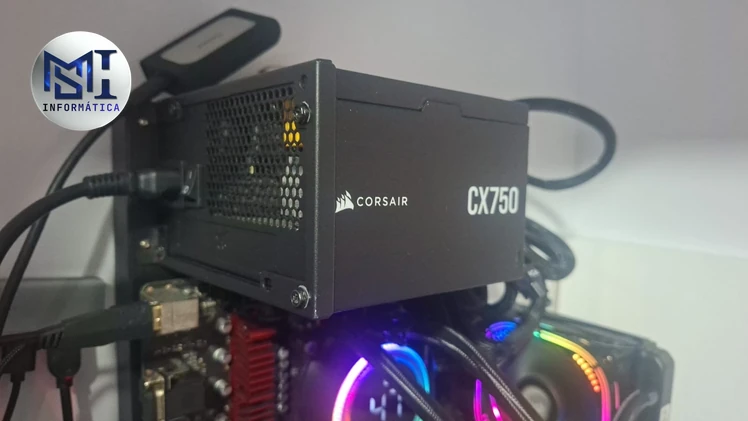 Fonte Corsair CX750 de 750 W instalada no gabinete de um PC gamer
