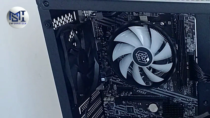 Gabinete de um PC de cliente aberto, com o cooler do processador e a ventoinha traseira que tiram o ar quente