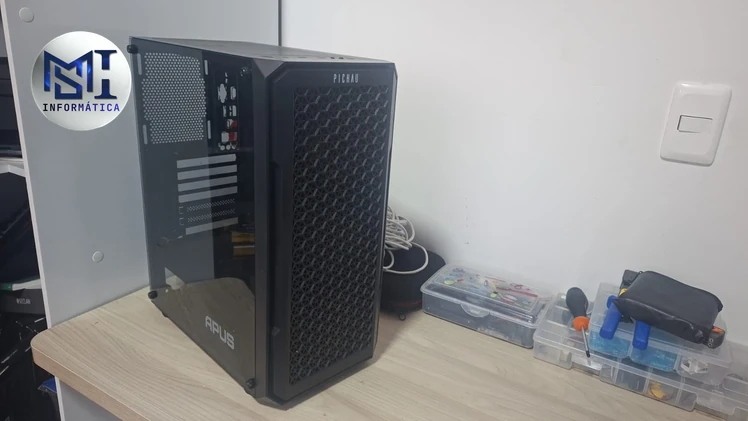 Gabinete preto mid tower com lateral de vidro sobre a mesa