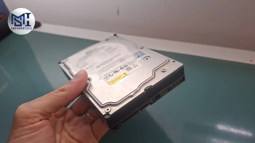 HD mecânico de 3,5 polegadas na mão: quando o laudo aponta o disco, trocar o HD por SSD é o que mais muda