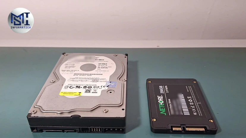 HD mecânico Western Digital de 160 GB ao lado de um SSD SATA de 256 GB: a troca que mais muda a velocidade de um PC lento