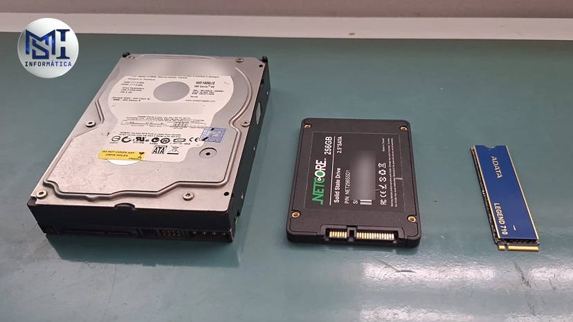 HD mecânico de 3,5 polegadas, SSD SATA de 2,5 polegadas e SSD M.2 NVMe lado a lado: os três tipos de disco de um PC