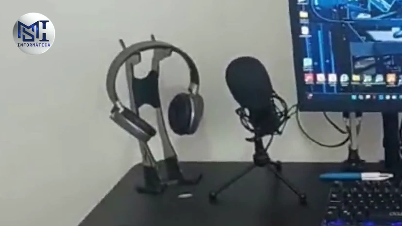 Headset no suporte e microfone de mesa no setup do canal, no vídeo do canal