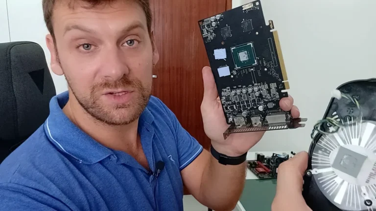 Marcello Di Silvestro, da MSI Informática, segurando a placa de vídeo de um PC de cliente, com o cooler na outra mão