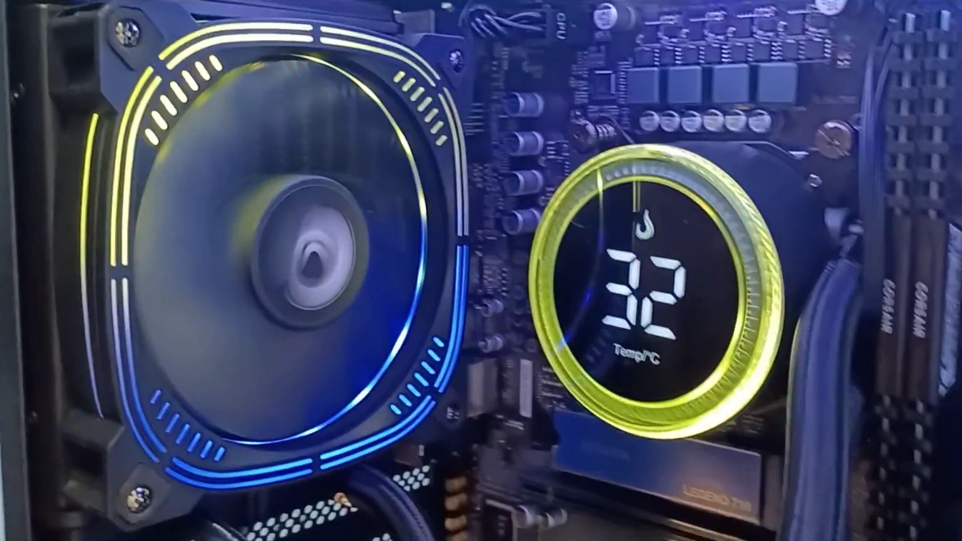 Pentes de memória Corsair ao lado do water cooler com a temperatura no visor, dentro do PC do canal