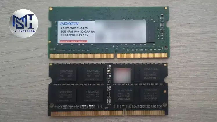 Pente de memória de notebook DDR4 em cima e DDR3 embaixo, com o recorte do conector em lugares diferentes