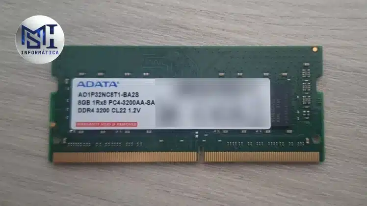 Pente de memória de notebook DDR4 de 8 GB e 3200 MHz com a etiqueta à mostra