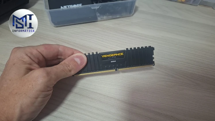 Pente de memória RAM Corsair Vengeance na mão, antes de instalar no PC