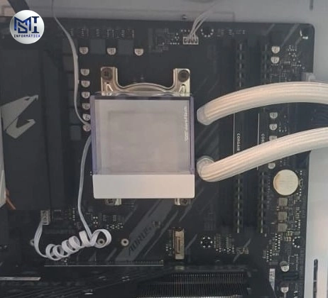 Placa-mãe AORUS com water cooler e dois pentes de memória Corsair iguais no 2º e no 4º slot, em dual channel