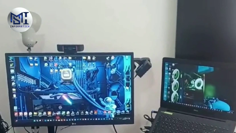 Monitor LG no setup do canal, com webcam em cima e o notebook ao lado, no vídeo do canal
