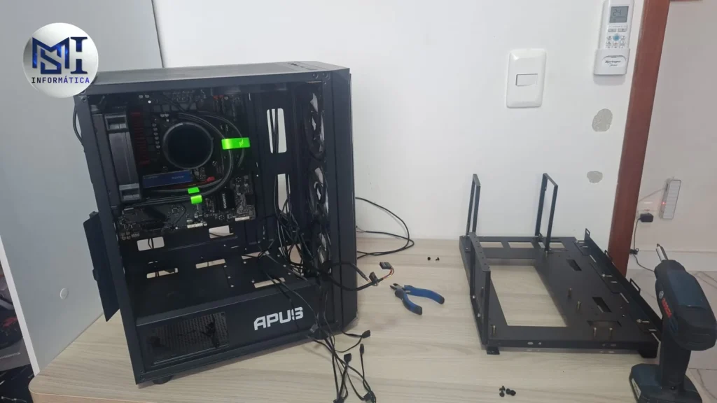 Montagem de PC gamer com water cooler de 120 mm e radiador na saída traseira do gabinete