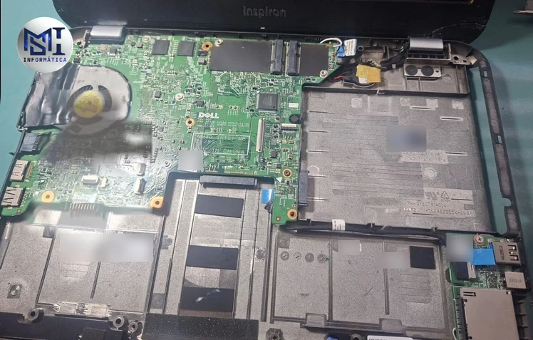 Notebook Dell Inspiron aberto por baixo, com a placa-mãe, o cooler e as baias vazias do disco e da bateria